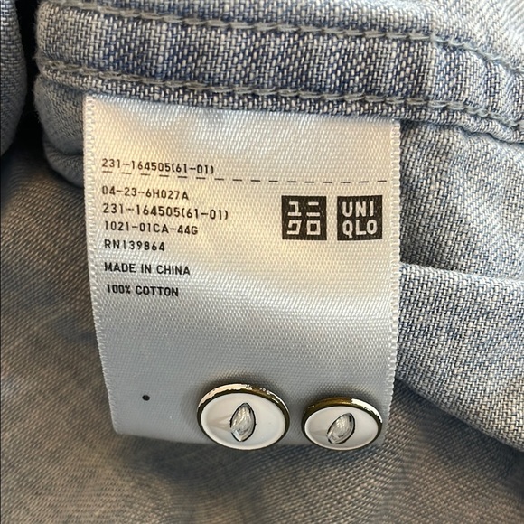 Uniqlo Blue Casual Button Down Denim Shirt Size Medium - Picture 6 of 8